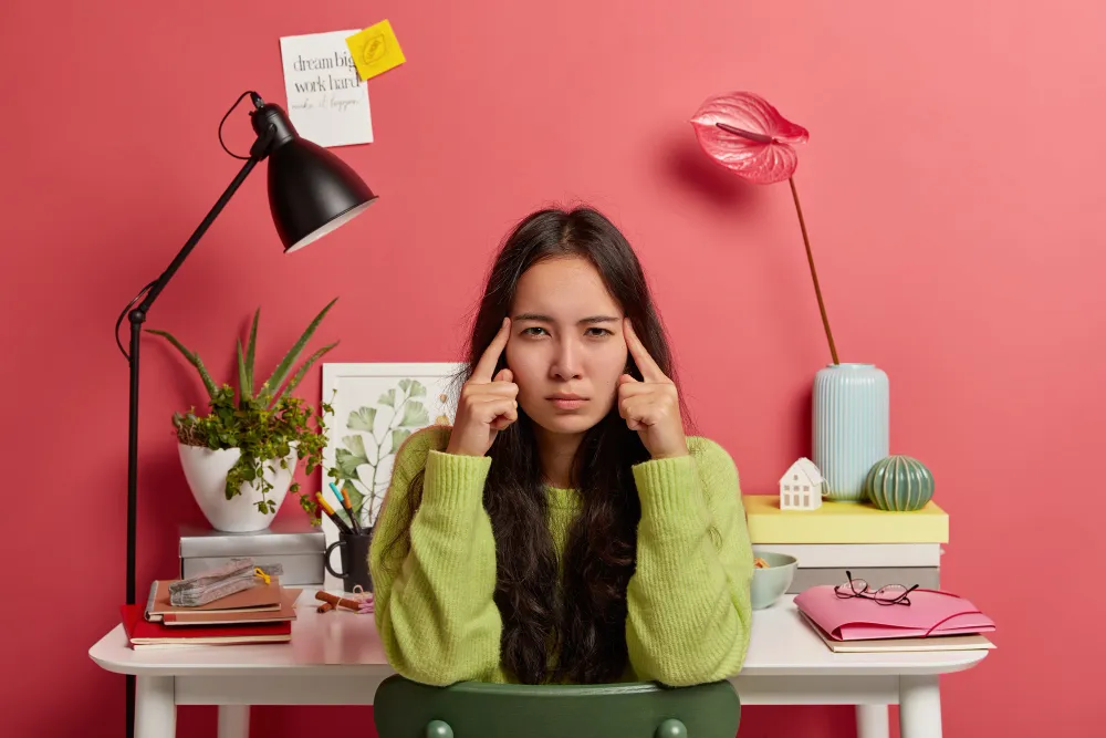 Woman experiencing focus and attention challenges, illustrating signs and traits of ADHD and difficulties with concentration.